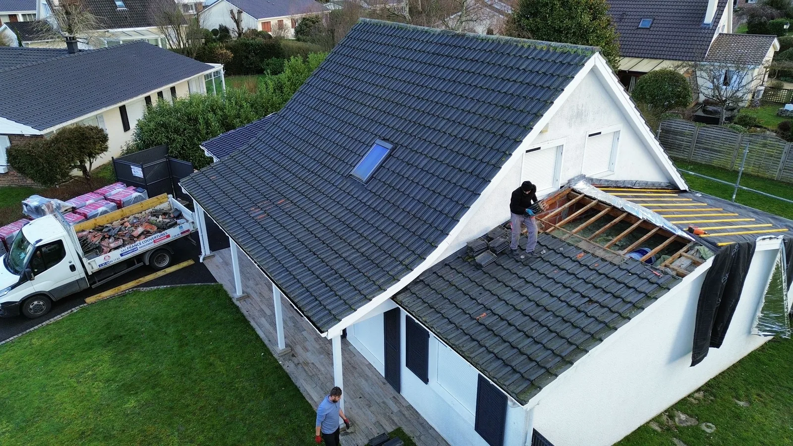 Réalisation : Réfection de toiture en tuiles béton avec remplacement de liteaux — Toiture tuile