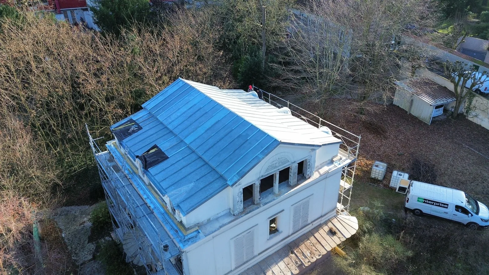 Réalisation : Réfection de toiture en zinc sur bâtiment classique avec échafaudage — Zinguerie