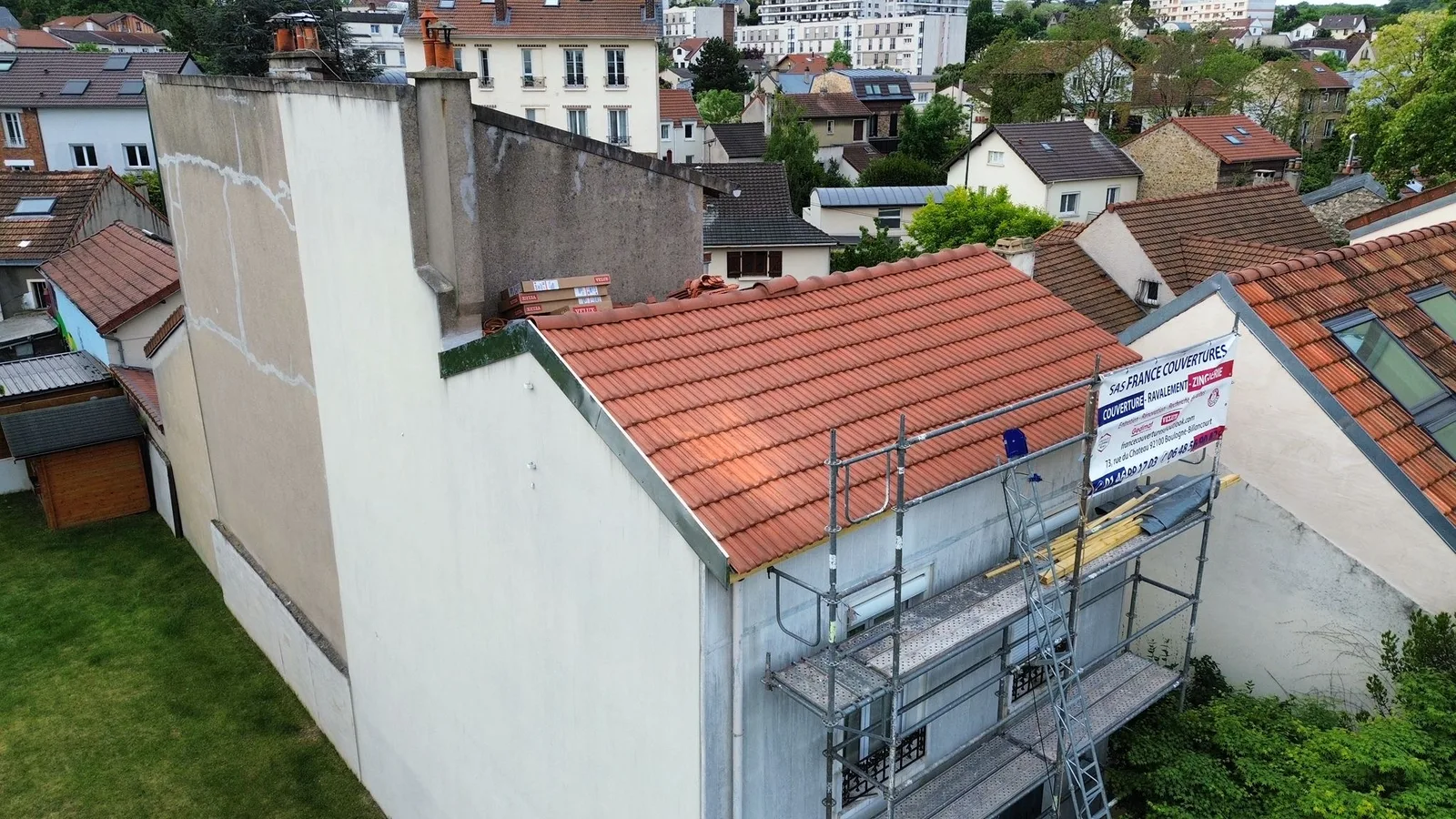 Réalisation : Réfection de toiture en tuiles canal avec échafaudage — Toiture tuile