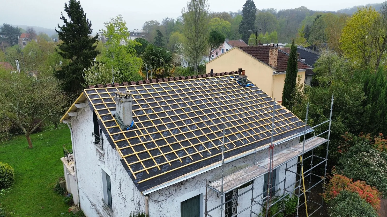 Réfection de toiture avec pose de liteaux sur écran sous-toiture — Charpente