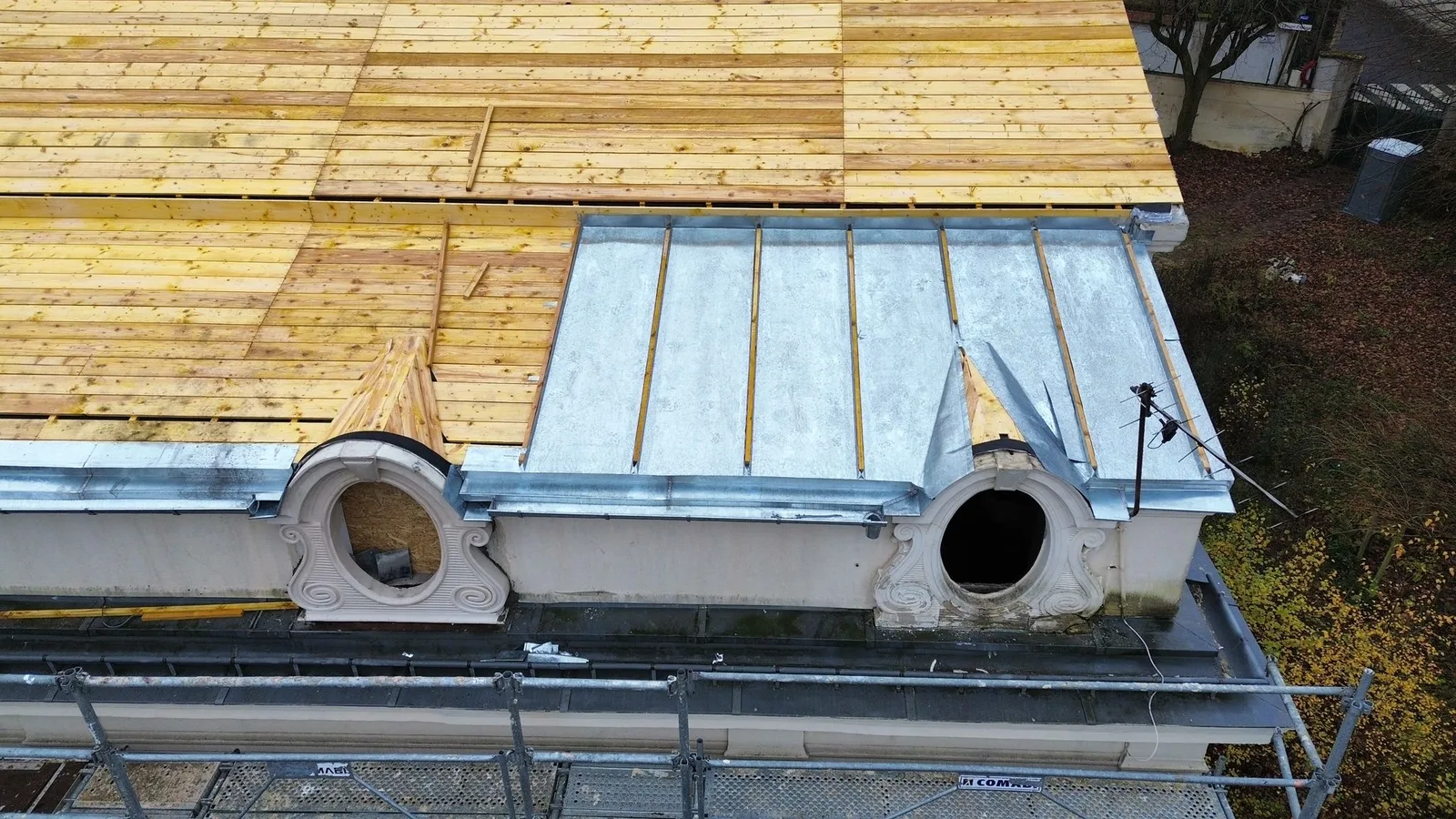 Réfection de toiture zinc sur chéneau avec lucarnes œil-de-bœuf — Zinguerie