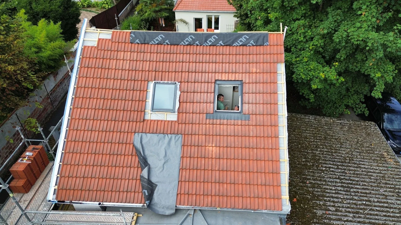 Pose de tuiles neuves avec fenêtres de toit en cours — Toiture tuile
