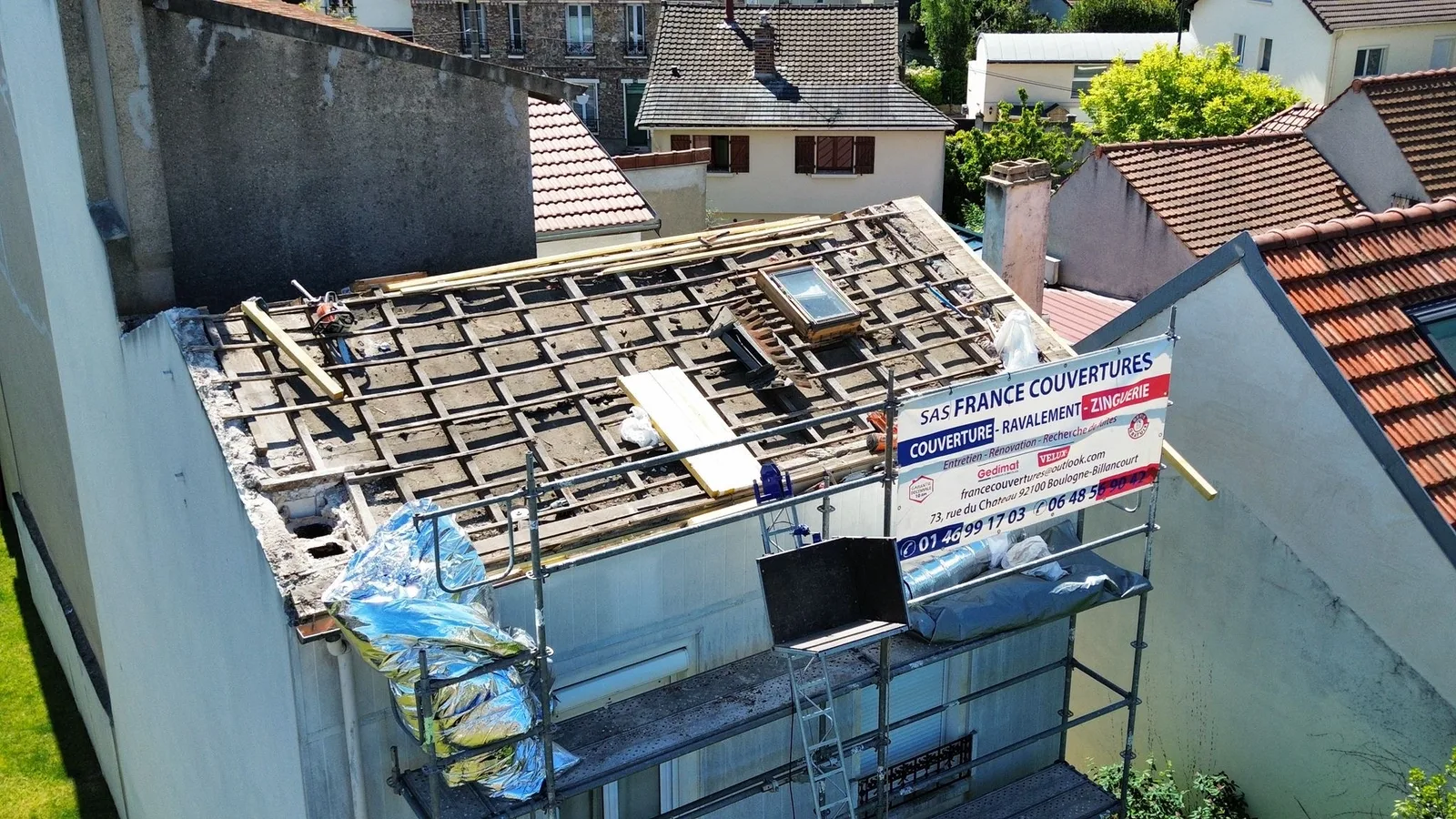 Dépose complète de couverture en tuiles pour réfection de toiture — Toiture tuile