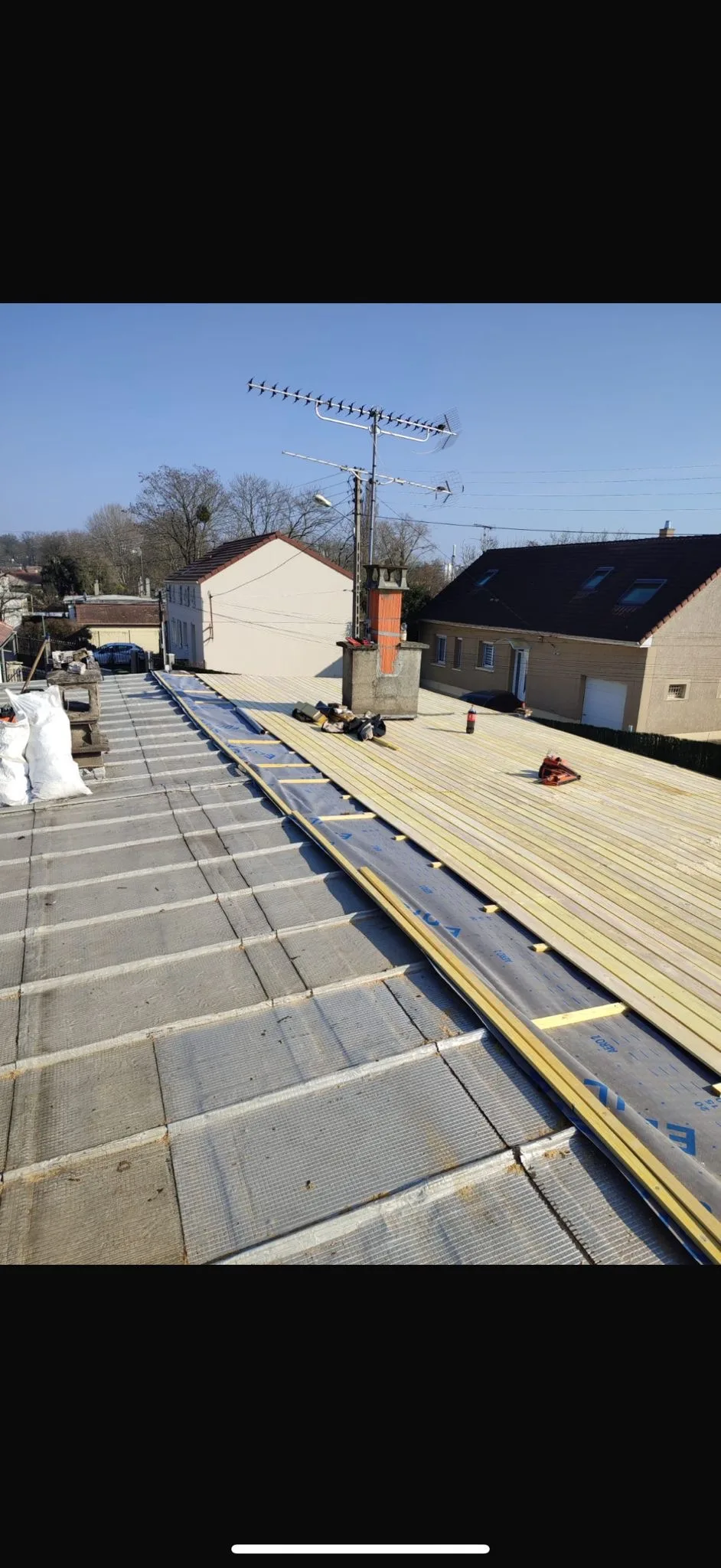 Pose d'isolation et voligeage sur toiture terrasse — Isolation toiture