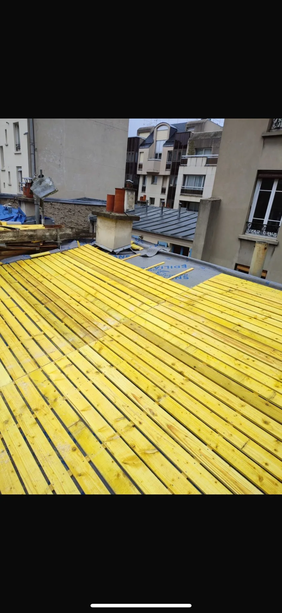 Pose de voligeage bois sur toiture avec pare-pluie — Charpente