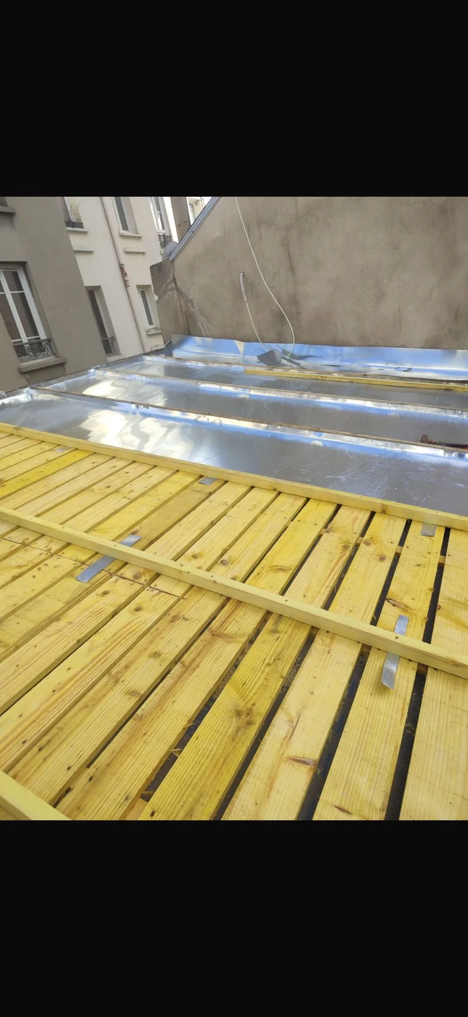 Pose de terrasse bois et noues zinc — Zinguerie