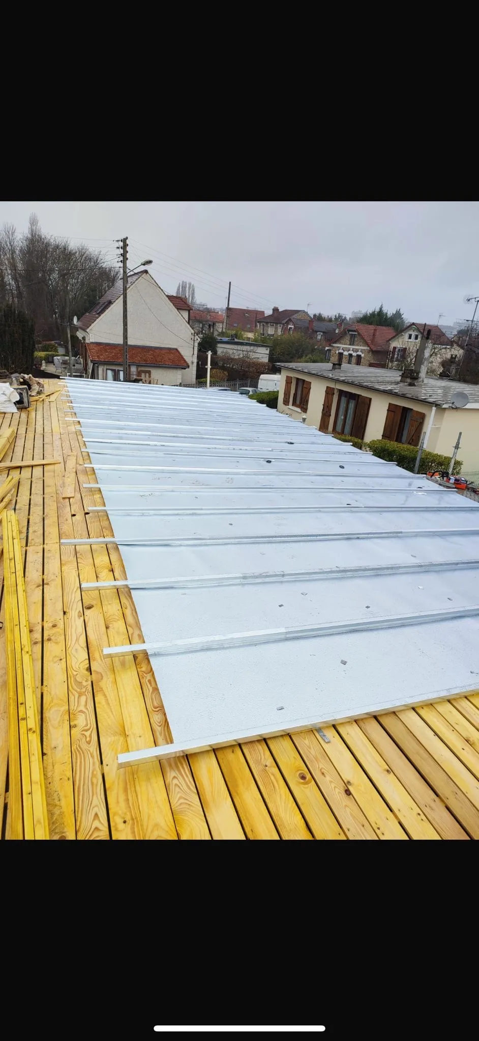 Pose de panneaux isolants sur charpente bois neuve — Isolation toiture