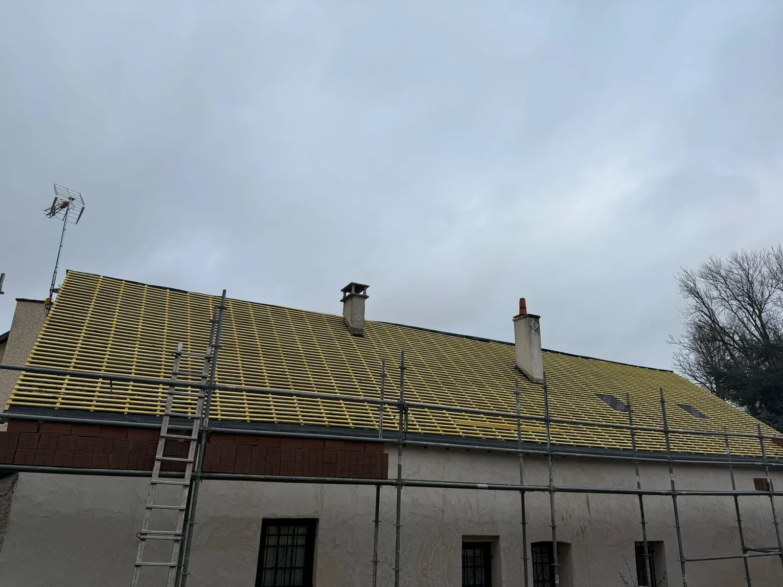 Pose de liteaux sur charpente en cours de réfection — Charpente