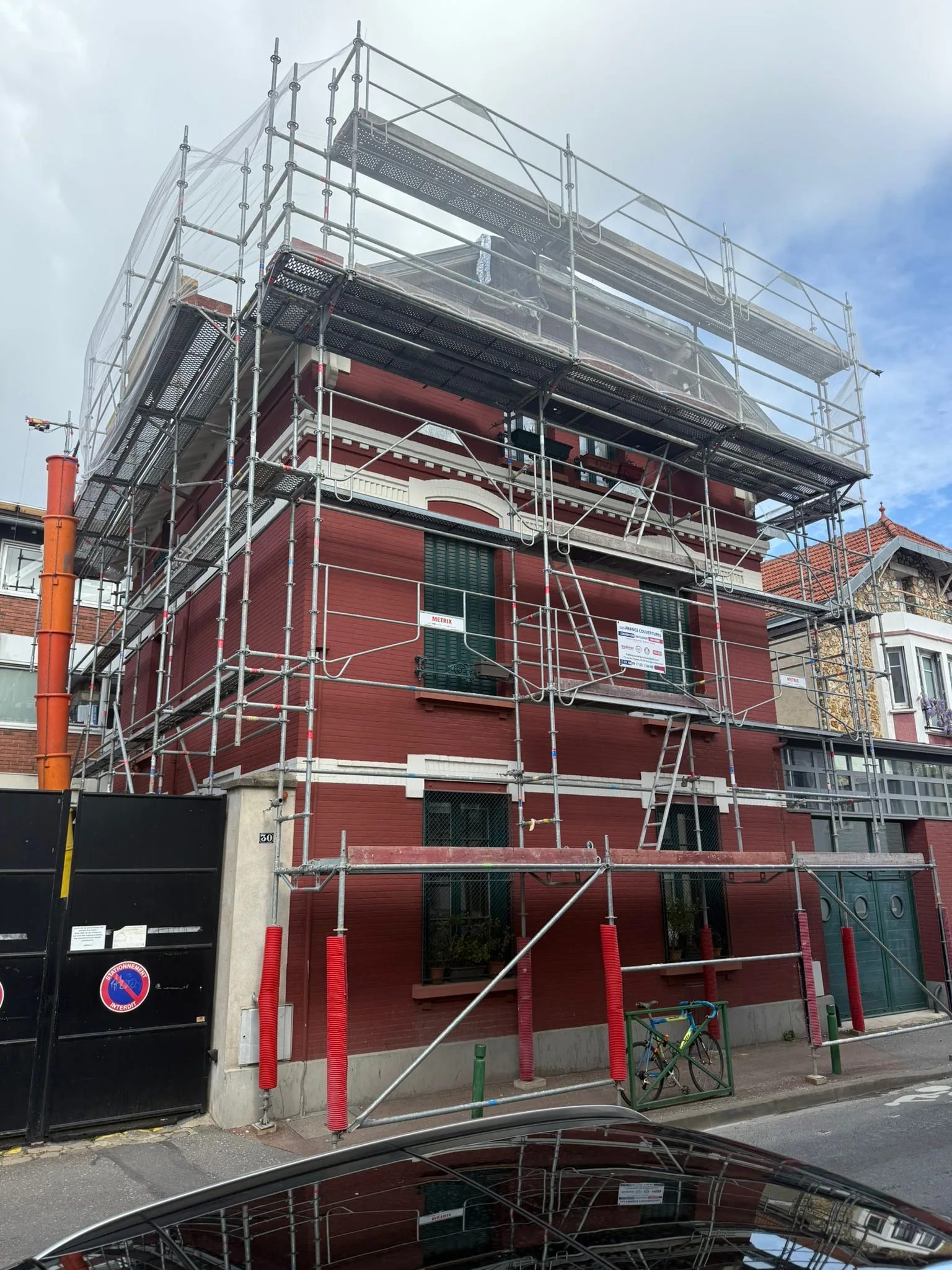 Échafaudage complet pour réfection de toiture sur immeuble haussmannien — Charpente