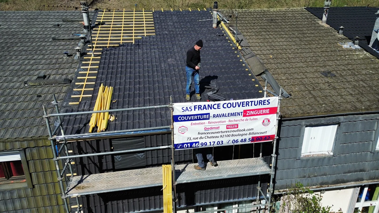 Réfection de toiture en tuiles noires avec lattage bois neuf — Toiture tuile