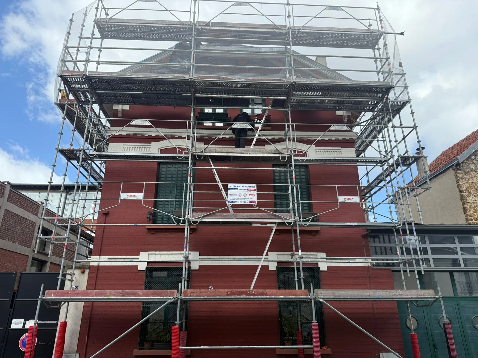 Pose d'échafaudage complet pour réfection de toiture et façade — Charpente
