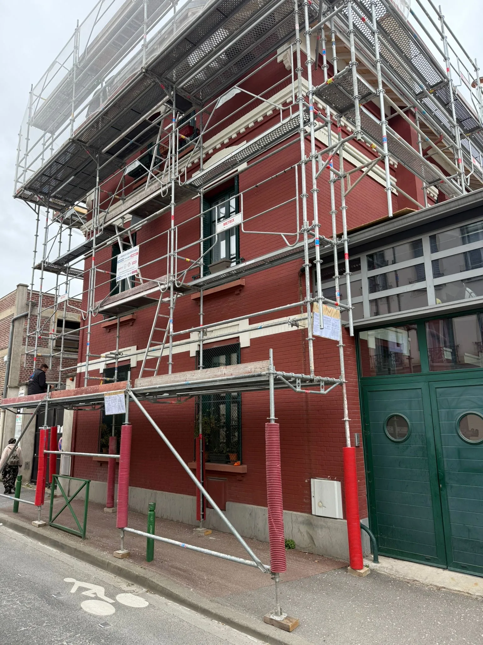Installation d'échafaudage multi-niveaux sur façade en brique rouge — Charpente