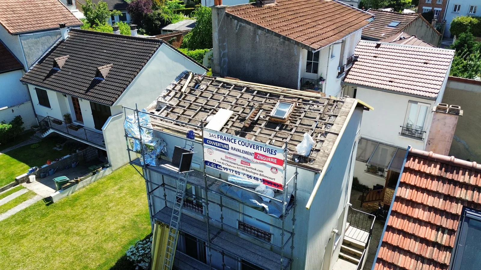 Dépose de toiture en cours avec mise à nu de la charpente — Charpente