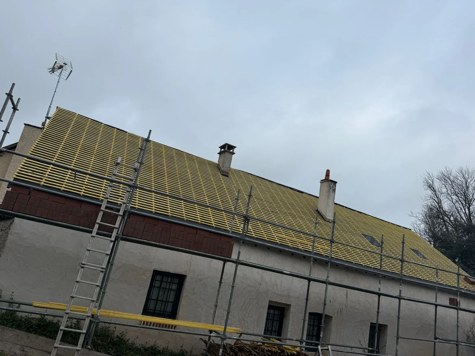 Pose de liteaux sur charpente en cours de réfection — Charpente
