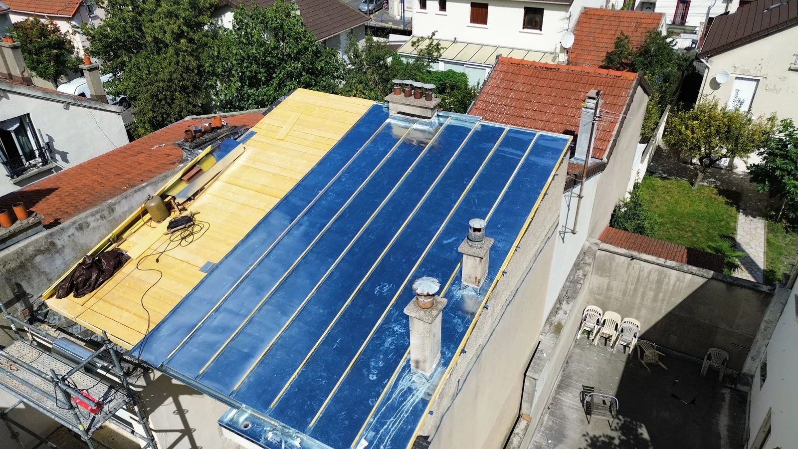 Pose d'isolation thermique et membrane bleue sur toiture terrasse — Isolation toiture