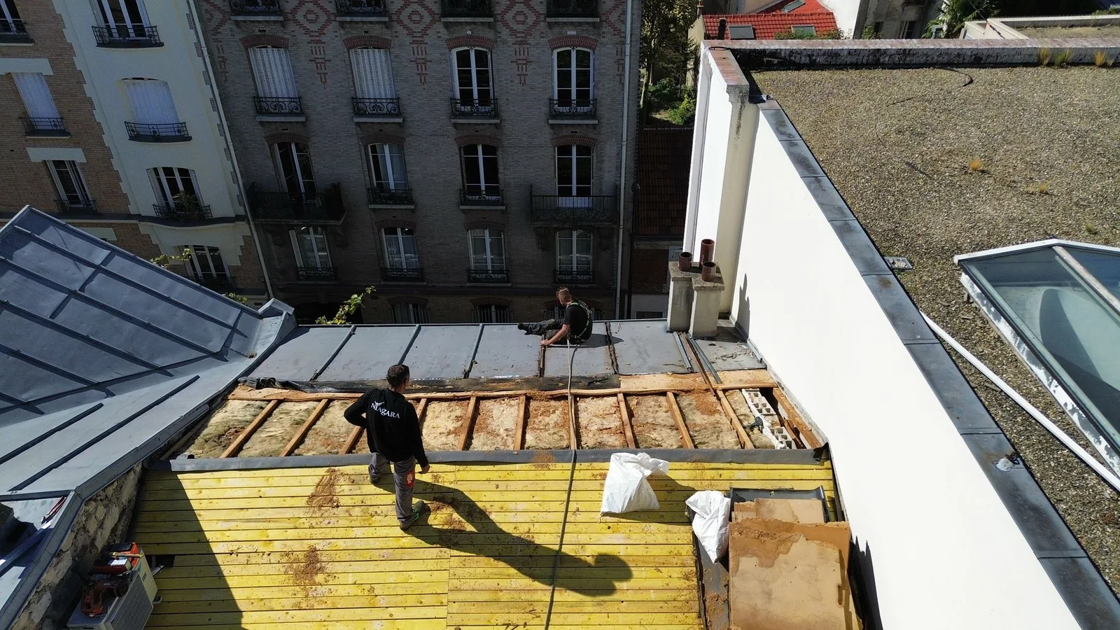 Réfection de toiture terrasse avec mise à nu de la charpente bois — Isolation toiture