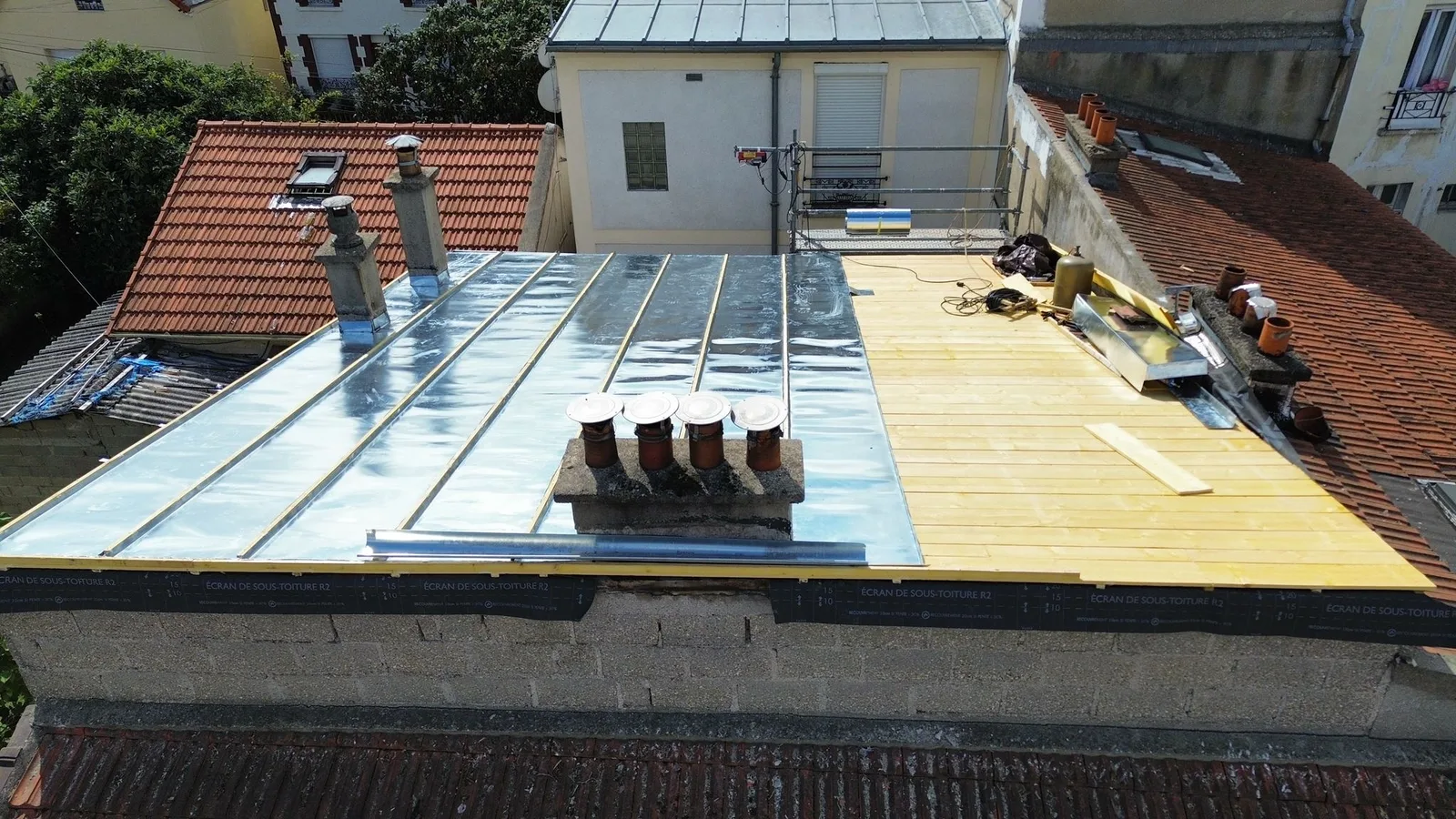 Réfection de toiture zinc à joint debout avec isolation en cours — Zinguerie