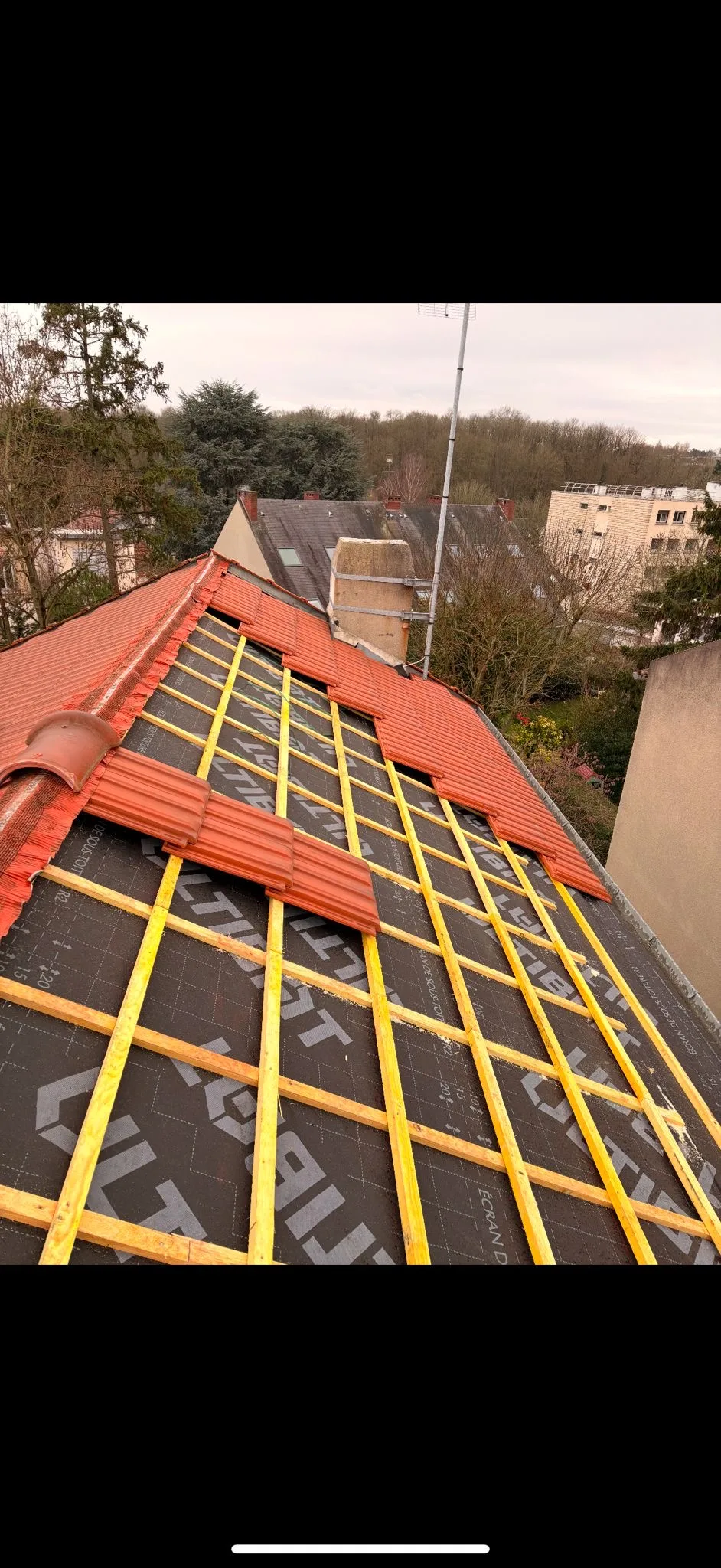 Réfection de toiture en tuiles avec pose d'écran sous-toiture et liteaux — Toiture tuile