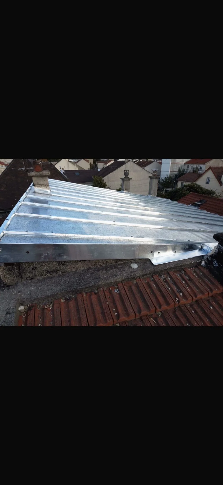 Couverture en bac acier galvanisé sur toiture en pente — Zinguerie