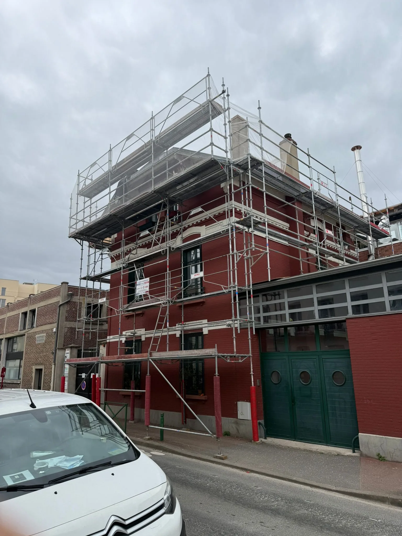 Pose d'échafaudage pour réfection de toiture et façade en briques rouges — Charpente