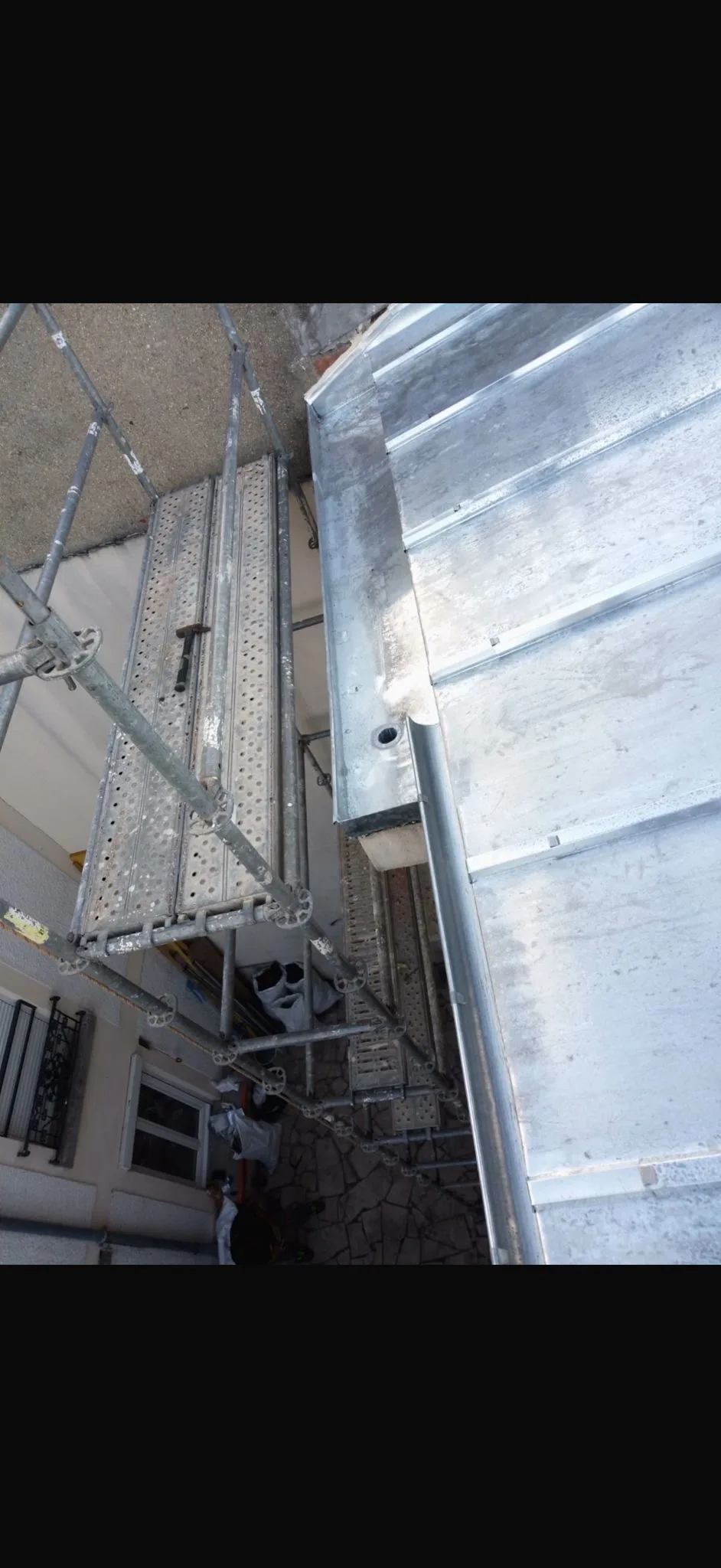 Pose de bardage zinc et échafaudage de façade — Zinguerie