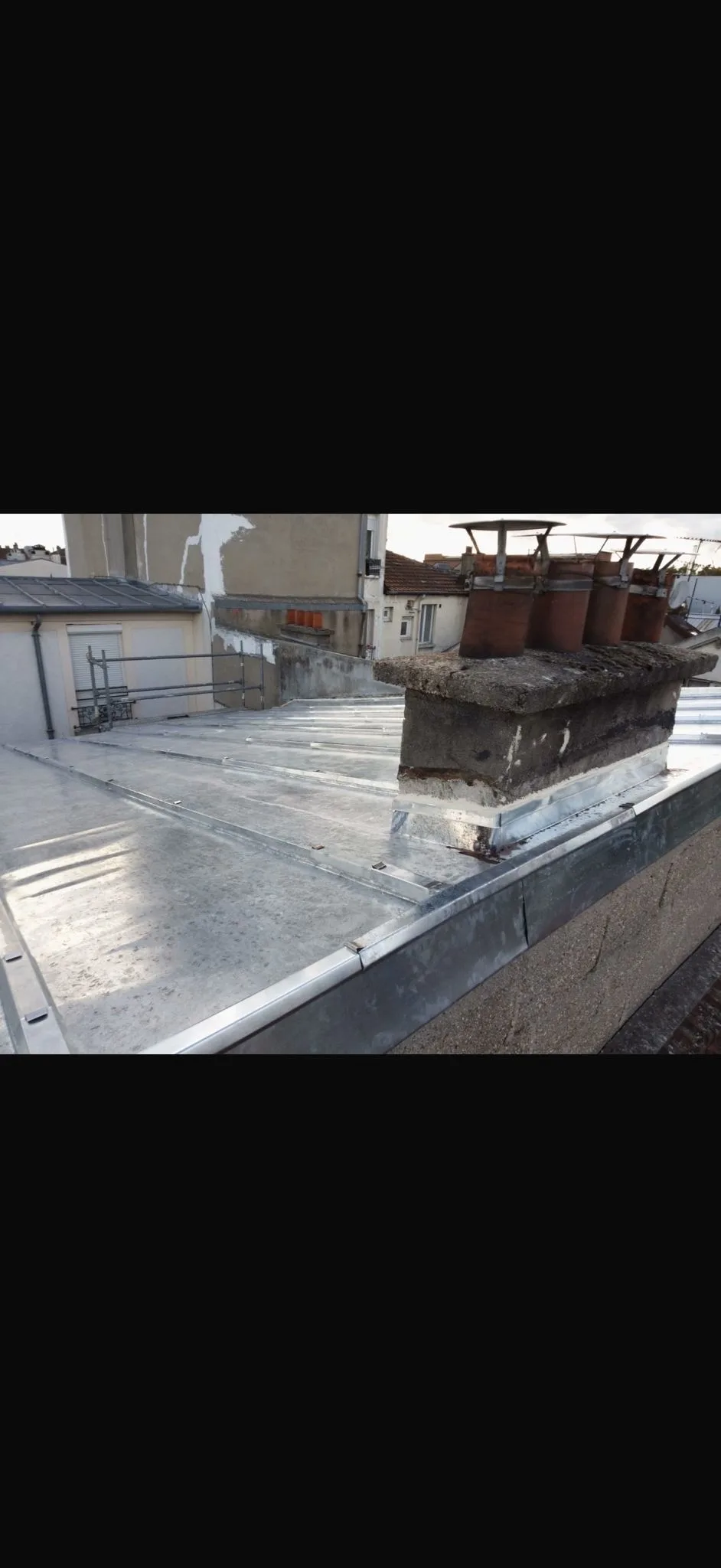 Réfection de toiture zinc avec souche de cheminée en pierre — Zinguerie