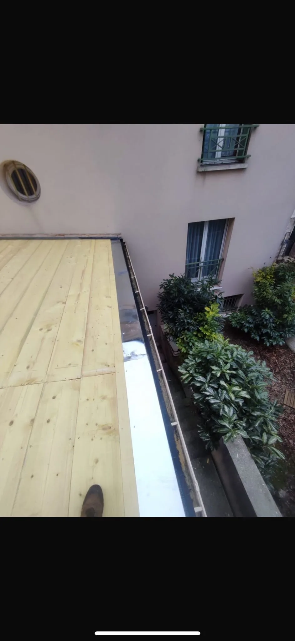Pose de volige bois et chéneau zinc en toiture terrasse — Zinguerie