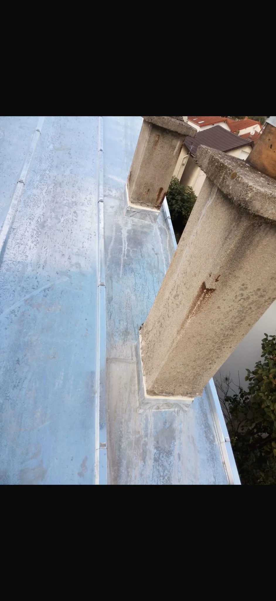 Noue zinc avec balustrade béton en toiture-terrasse — Zinguerie