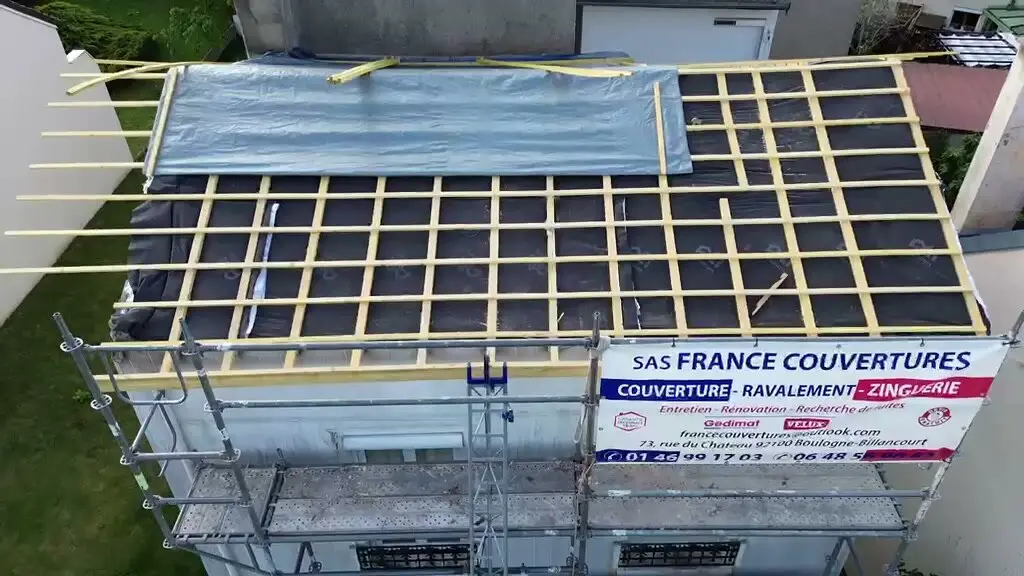 Pose de liteaux et écran sous-toiture — Charpente